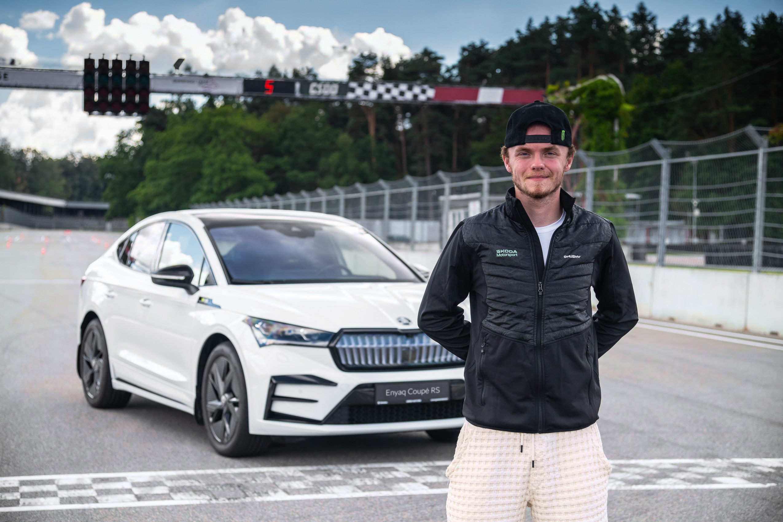 Oliver Solberg poprvé v silničním elektromobilu Enyaq Coupé RS