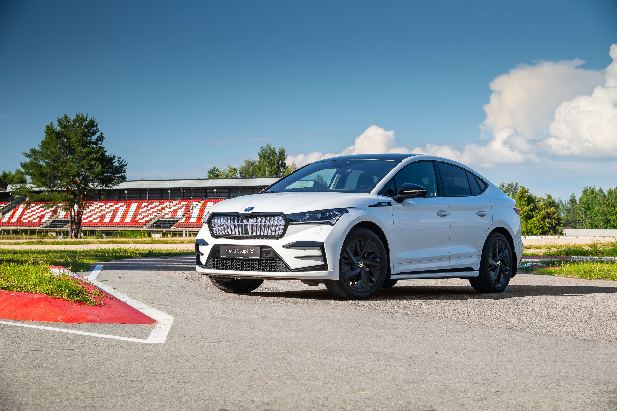 Oliver Solberg poprvé v silničním elektromobilu Enyaq Coupé RS