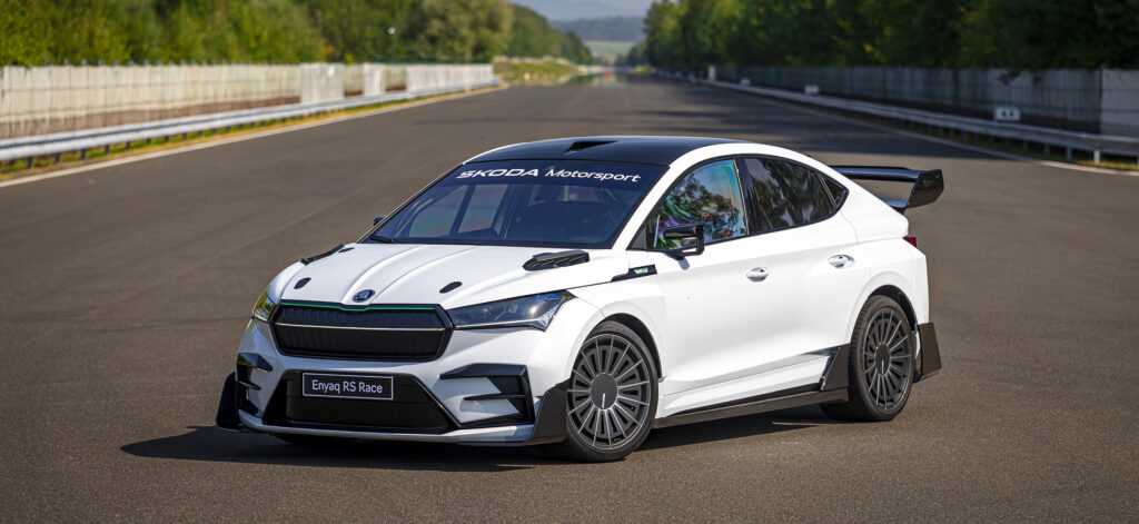 electrifying-driving-fun-enyaq-rs-race